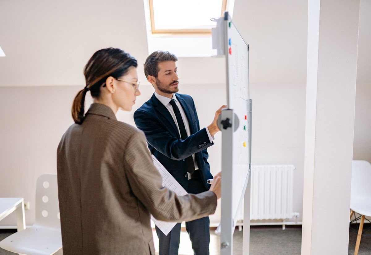 Team plant ein Projekt am Tisch