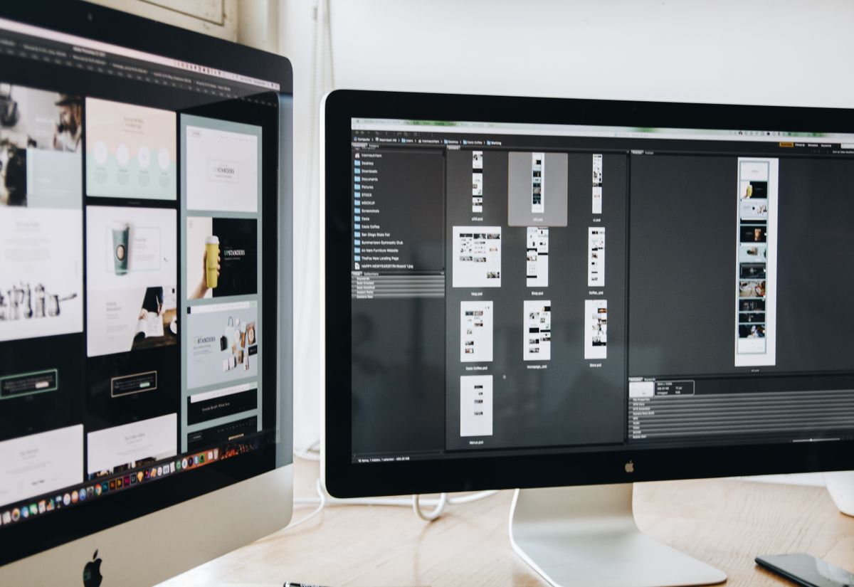 Webdesigner arbeitet am Laptop