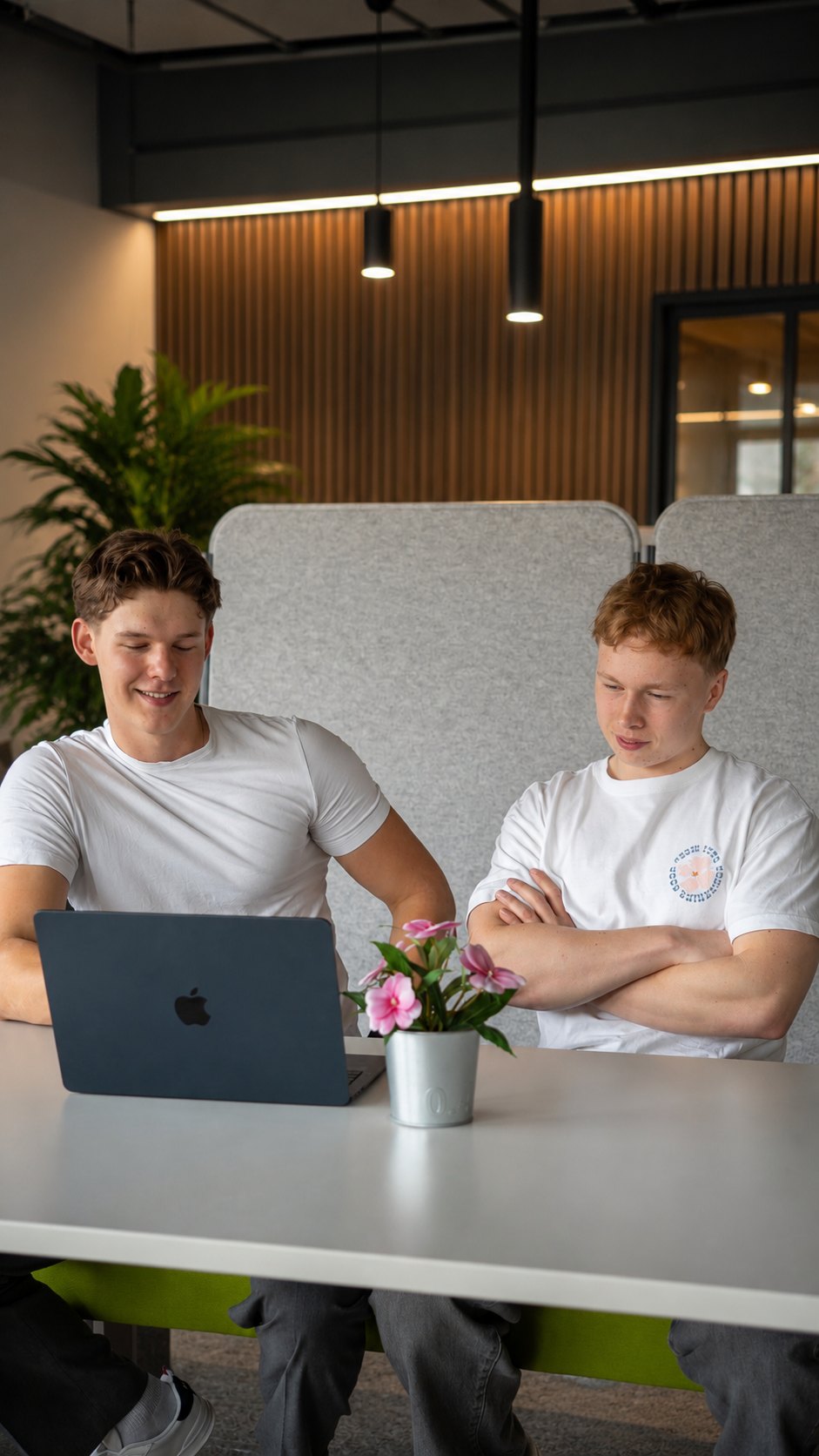 Arne und Fynn, die Gründer von Vidotion, am Arbeitsplatz